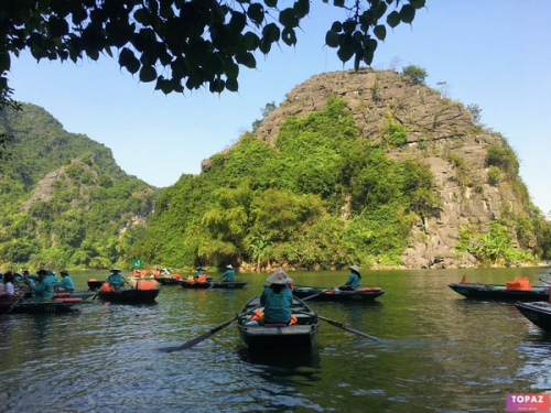 Từng đoàn người đến tham quan Tràng An