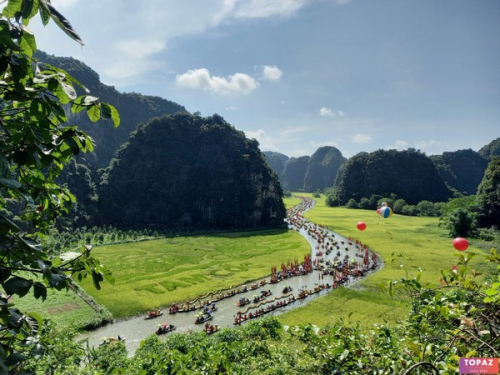 Đoàn du khách đang ngắm nhìn cảnh quan nơi đây