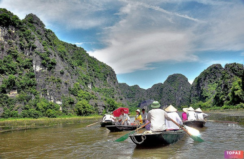 Cảnh đoàn người tham quan nơi đây